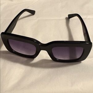 FRYE AND CO. Black Sunglasses with Gradient Purple Lenses